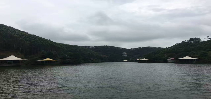 工業(yè)節(jié)能風扇核心團隊于景區(qū)乘船、觀賞山水